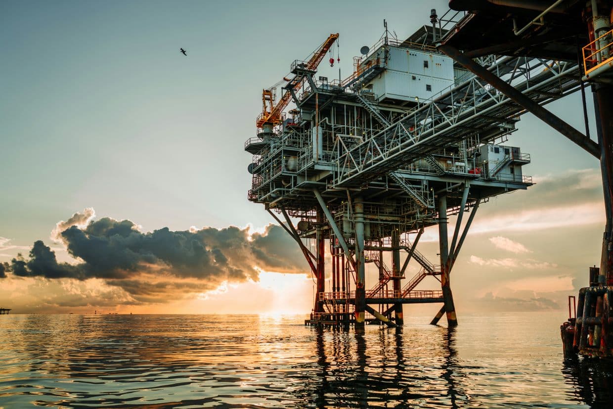 Oil climbs following renewed US, Iran strikes in Middle East