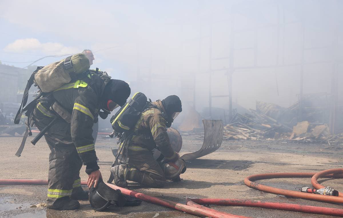 Falling drone fragments start fire on territory of oil refinery in south Russia
