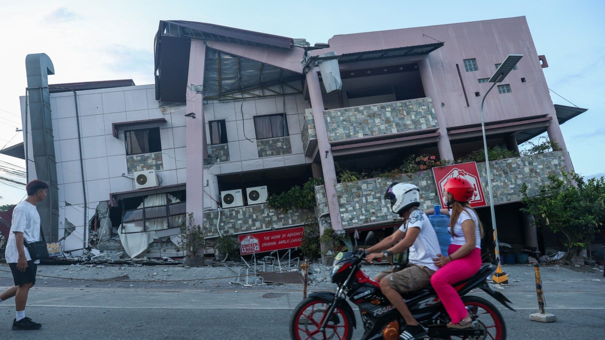 Dozens killed as 7.8 quake hits Philippines