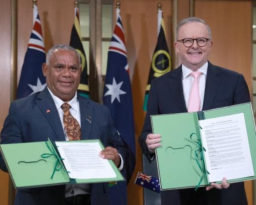 Australia politics live: Vanuatu pledges not to host foreign military base in treaty signed today; Liberal frontbencher calls for party ‘rebrand’