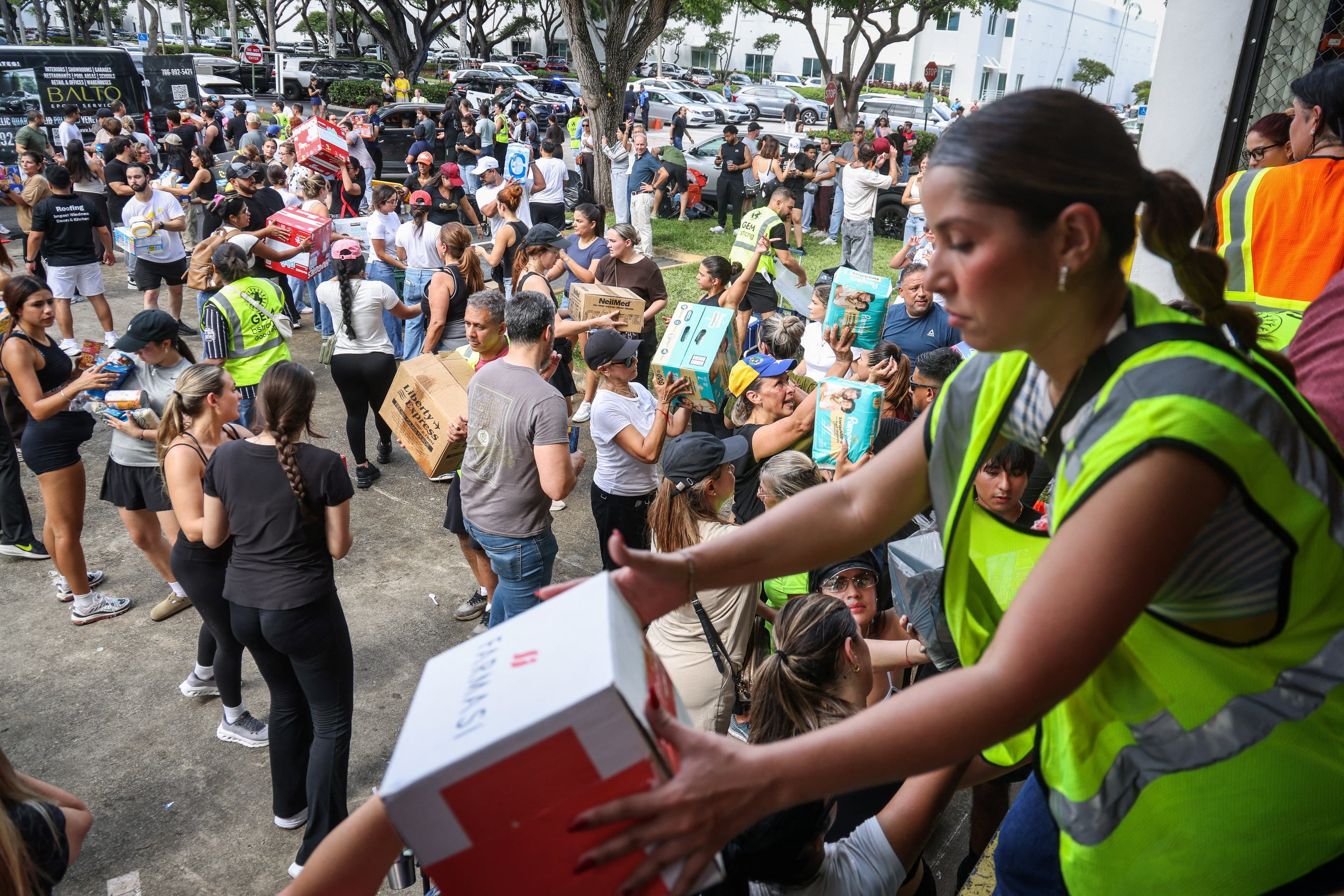 Venezuela earthquake death toll climbs over 1,400 as rescuers search