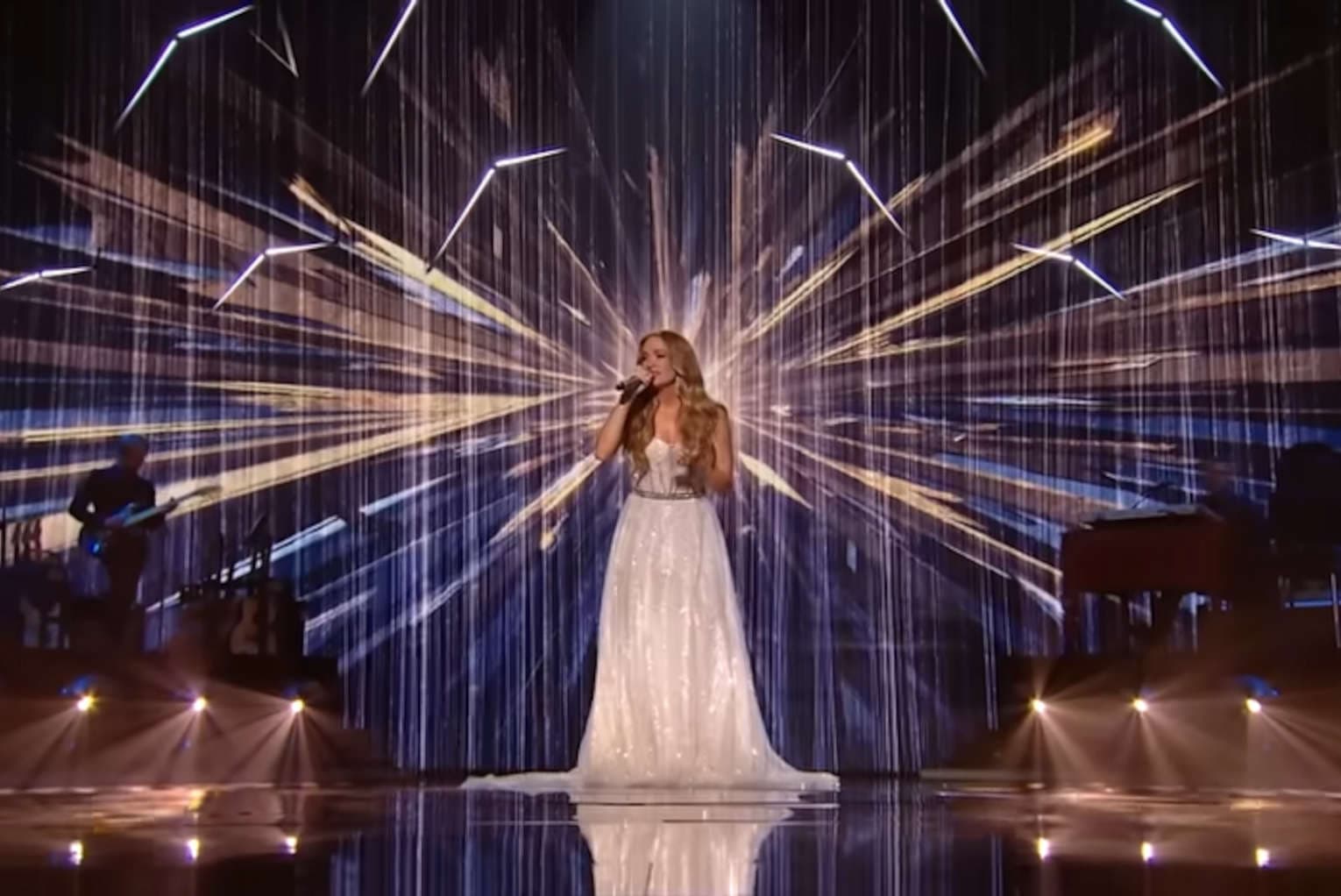 Country Superstar Carrie Underwood Thanks God for America, Posts Stunning Display of 1,800 US Flags