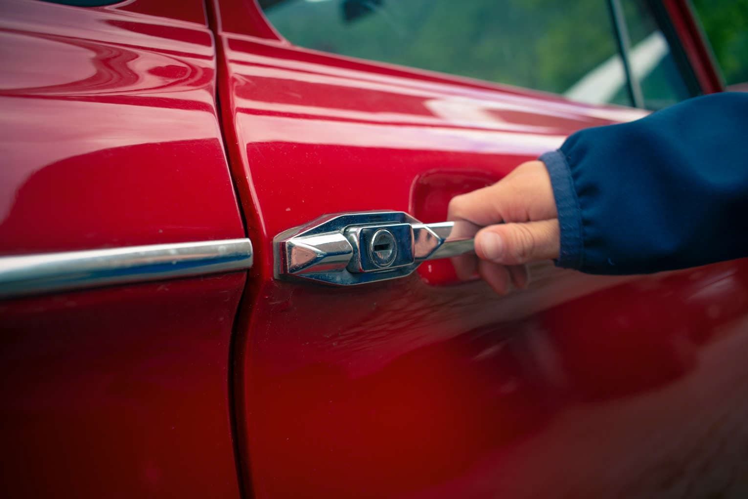 Kids Trapped in Sweltering Car: Churchgoer Says ‘My Fist Will Probably Work,’ Then, With God’s Help, Starts Smashing Glass