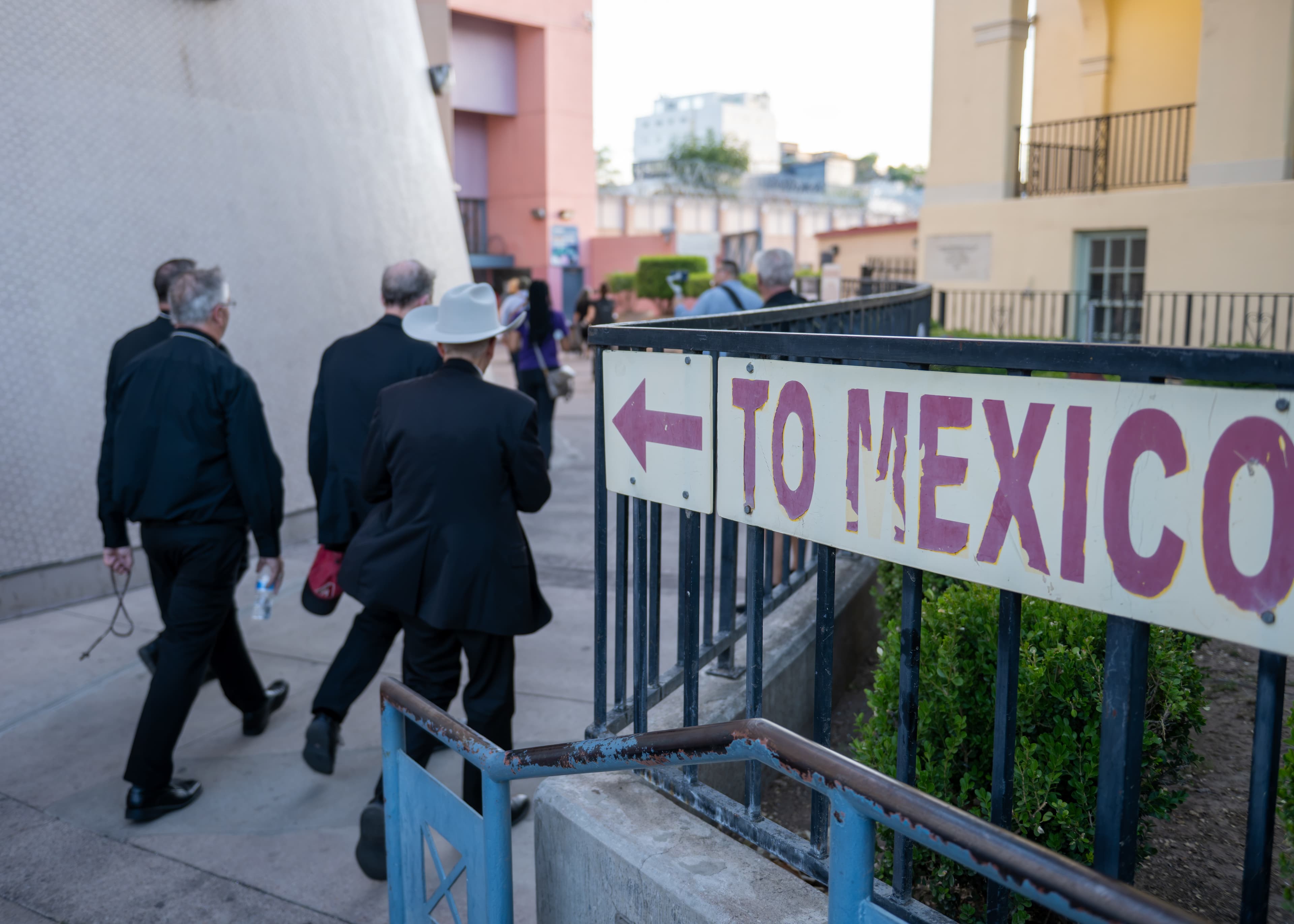 Procession urges dignity and respect for migrants at border crossing