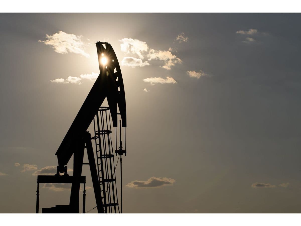 Oil Set for Quarterly Drop as Morgan Stanley Warns of Glut Risks