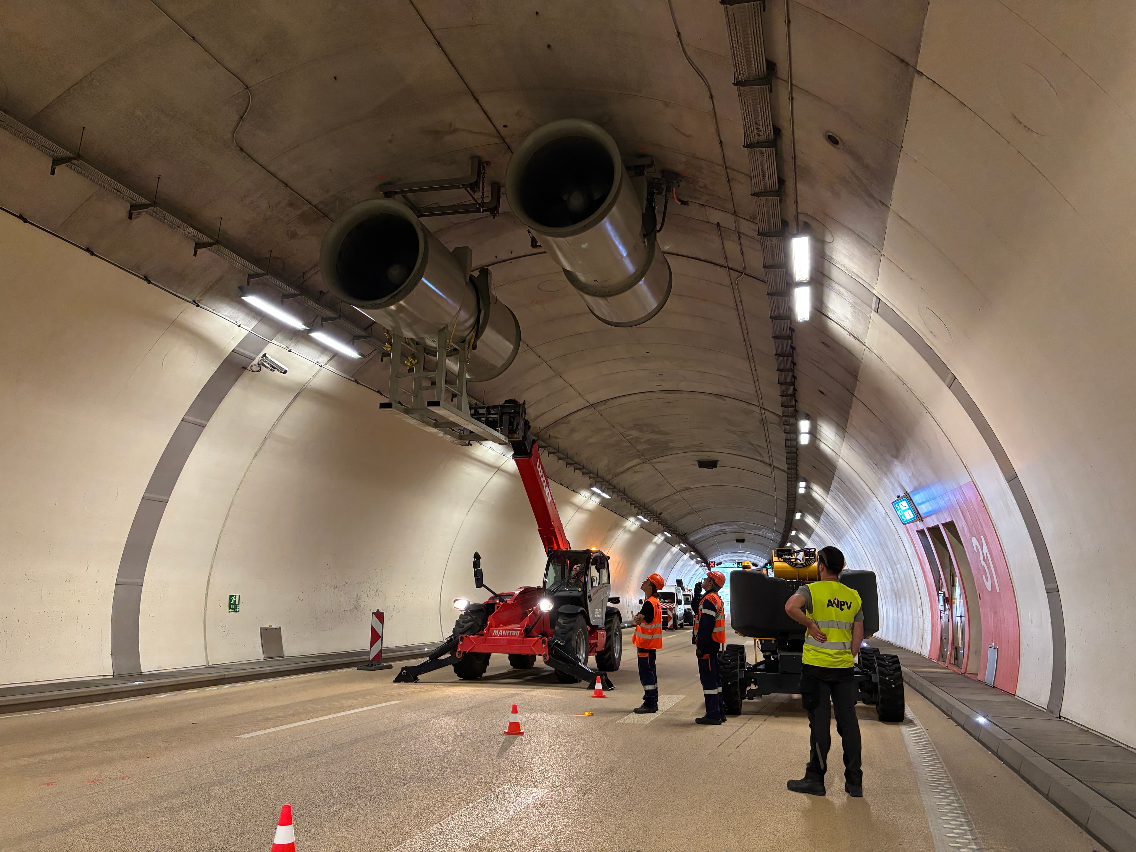 Ahead of collective summer holiday: Ventilation fan repairs under way in Grouft tunnel