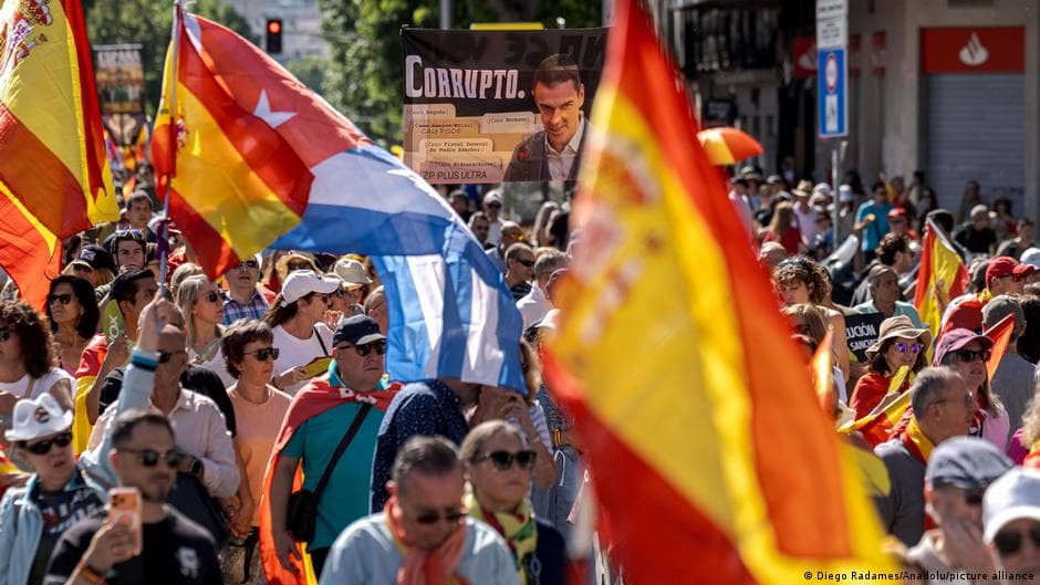 Spain: Police raid HQ of ruling PSOE Socialist party in graft probe