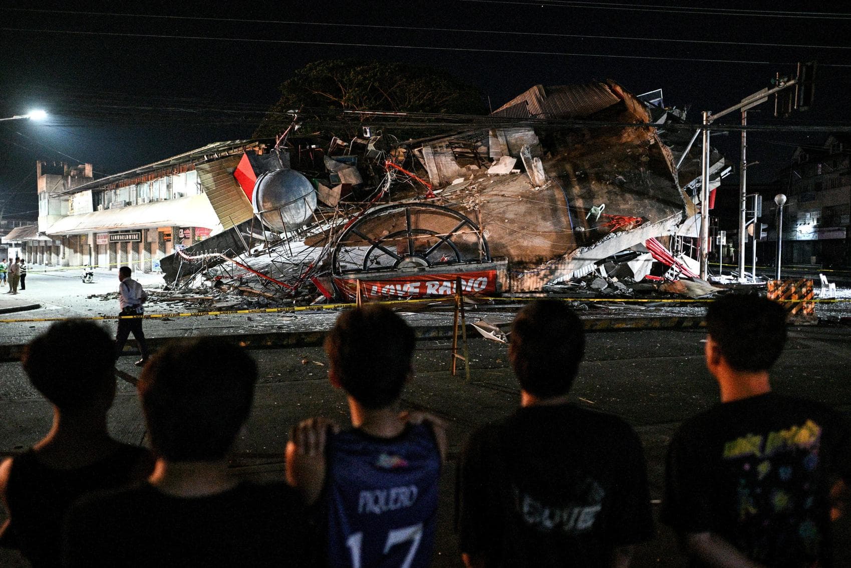 Powerful Philippine quake leaves at least 32 feared dead