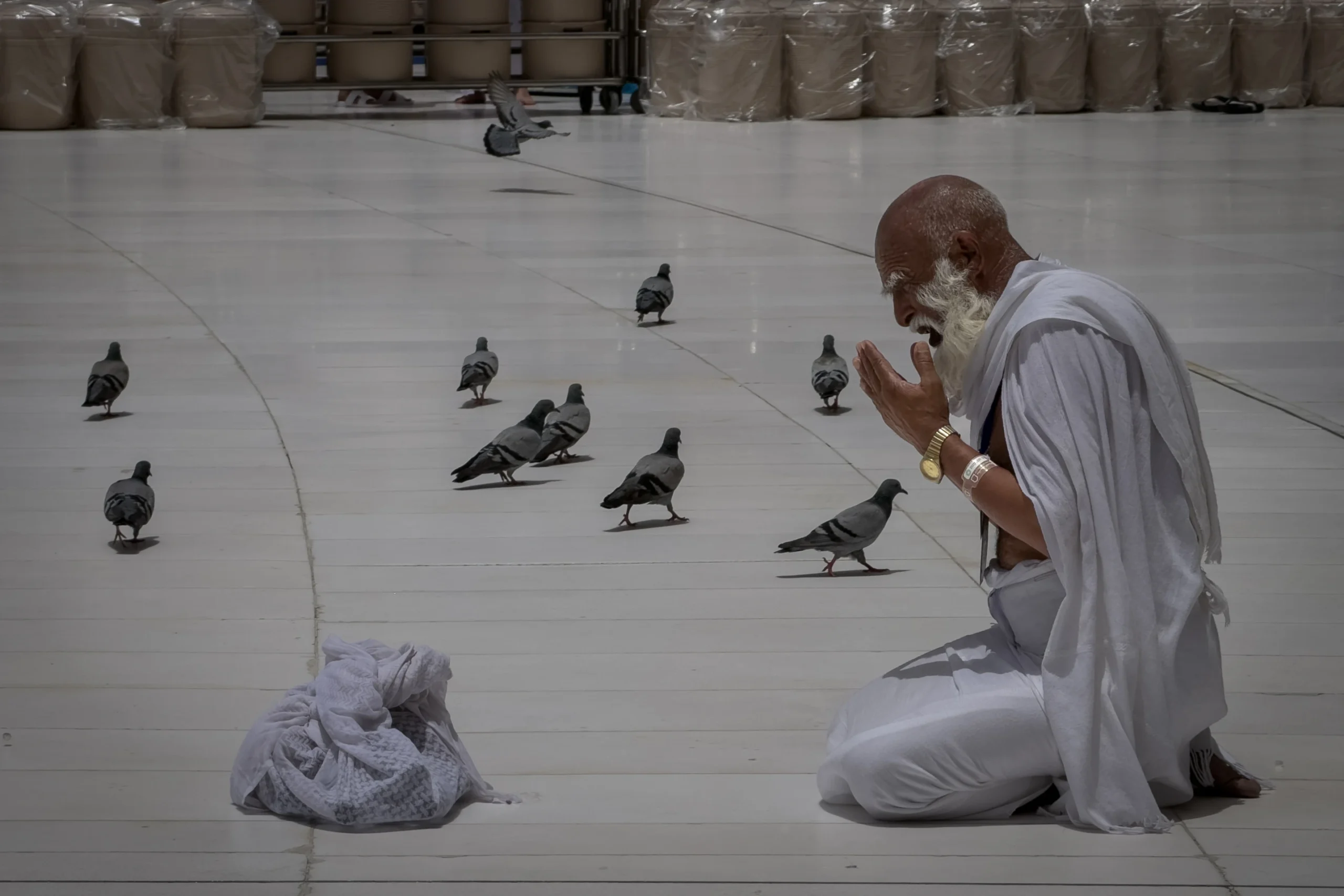 Muslims begin the annual Hajj in sweltering heat against a backdrop of war concerns