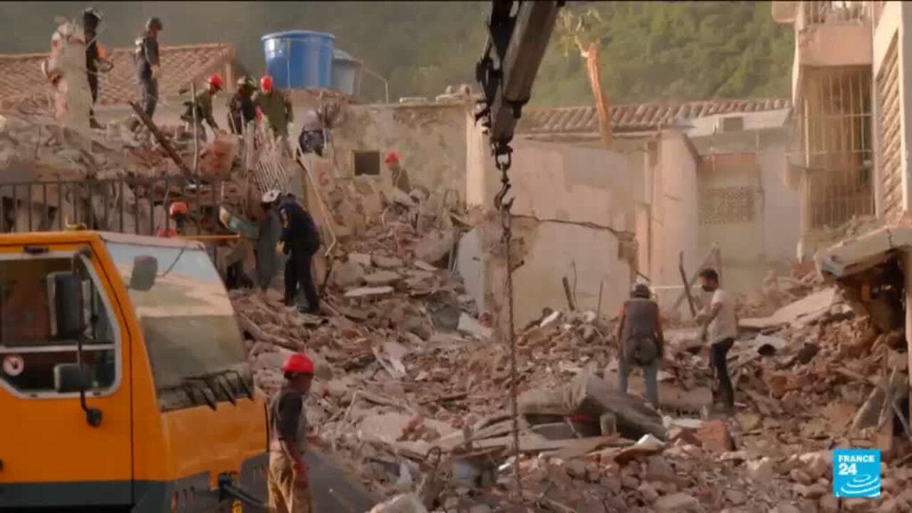 Venezuela quake toll tops 900