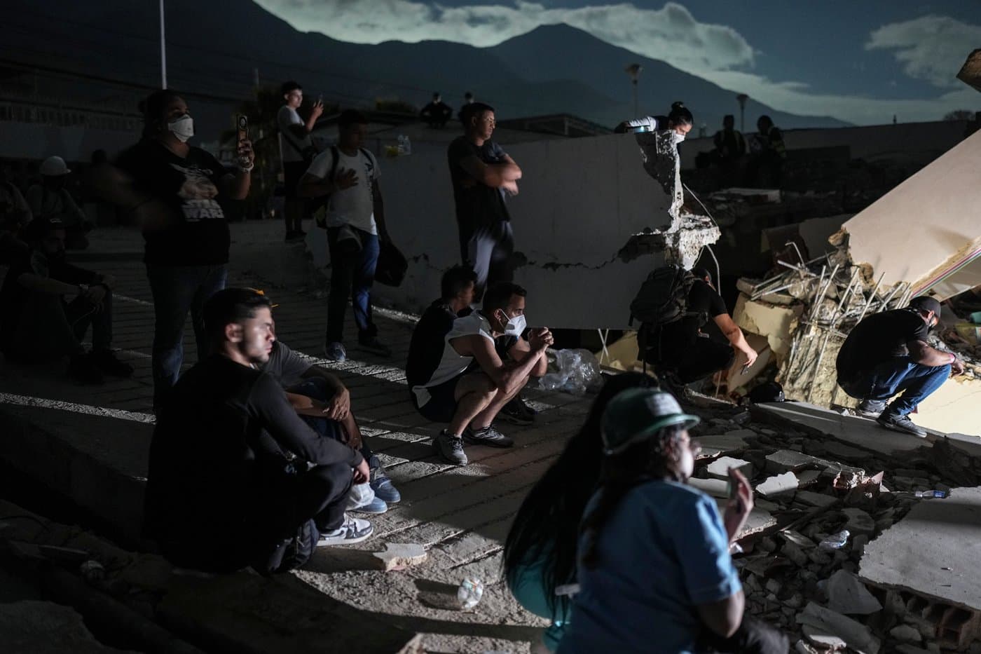 Venezuelans search more earthquake ruins as attention turns to humanitarian crisis